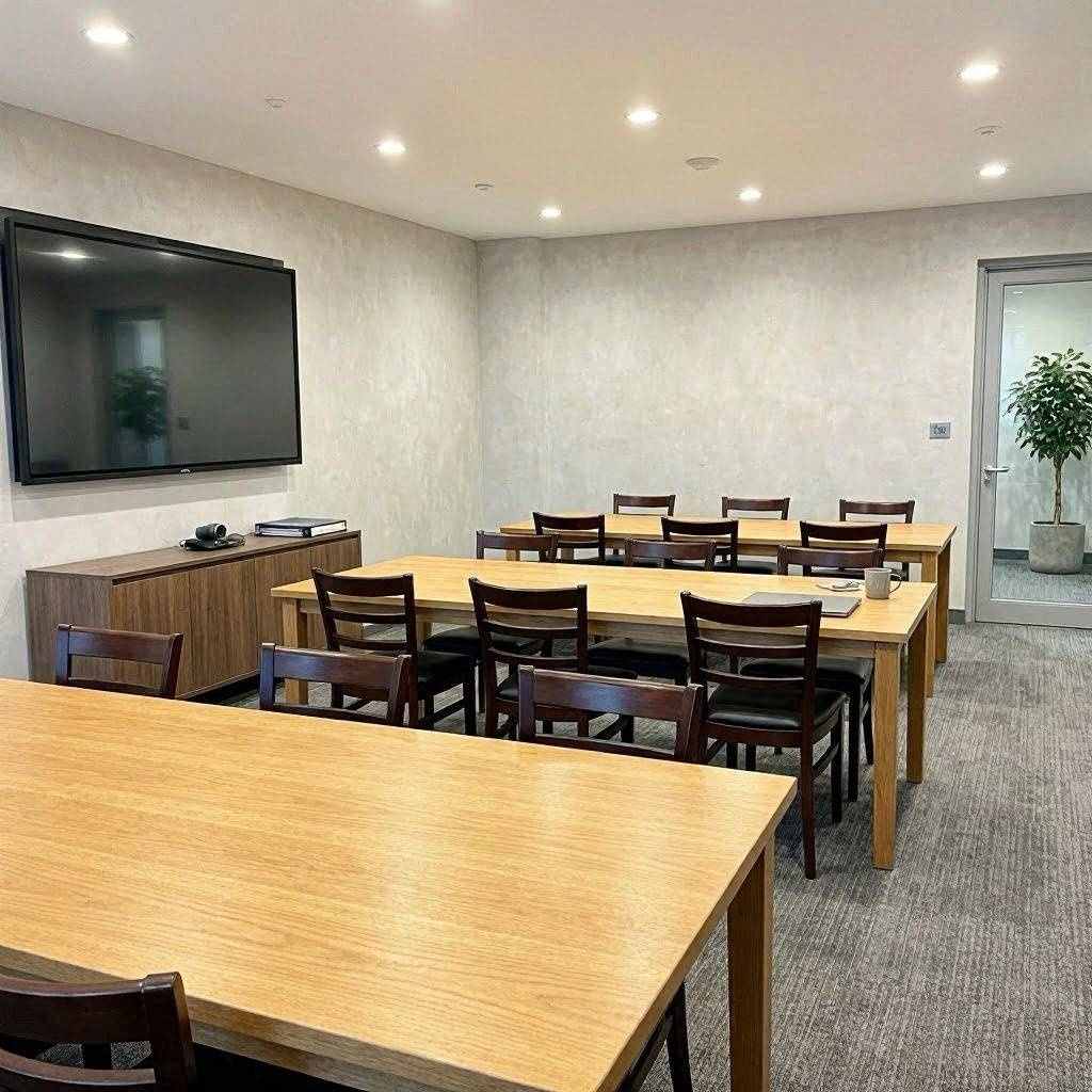 法务团队在会议预约冲突中应怎样判断写字楼办公团队跨部门沟通的风险等级